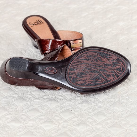 New Sofft slip on sandals with metal/enamel accent - 11 - Picture 4 of 5